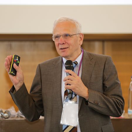 Der Hausherr Dr. Günter Hoos - Leiter des Dienstleistungszentrums Ländlicher Raum - begrüßt seine Gäste am Weincampus.