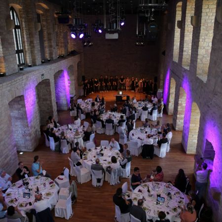 Blick in den Dinner-Saal des Hambacher Schlosses.